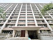 時代の移ろいを重ね、趣きのある風情が浮かび上がる佇まいのマンションです。