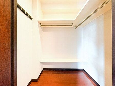 大容量収納可能なウォークインクローゼット。たくさん収納できますのでスッキリと過ごしていただけます。