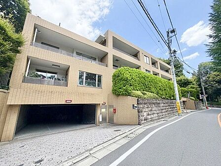 凛とした深みを纏うヴィンテージマンション。陽の当たる住まいで、ペットとくつろぐ癒しの日々。