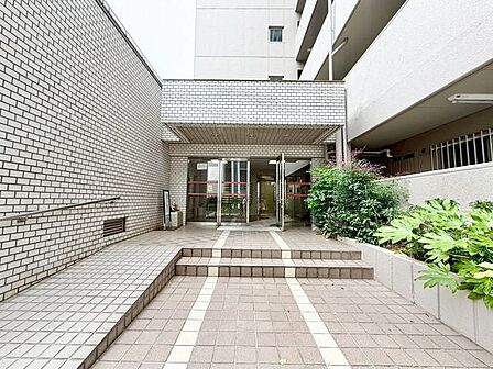 エントランスは、まさに顔となる場所。満ち足りたプライベートシーンへと誘う気品があります。