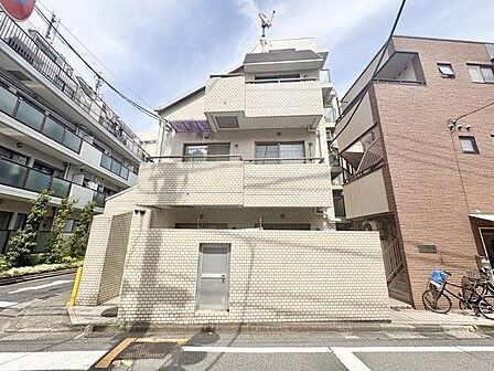 時代の移ろいを重ね、趣きのある風情が浮かび上がる佇まいのマンションです。