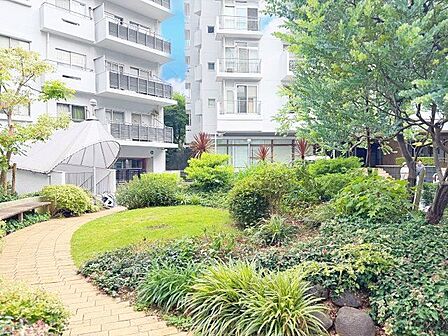 中庭を全5棟が囲む贅沢な配置。日常の忙しさを忘れ、ゆったりとした時を刻む住環境が魅力。