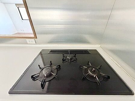 三口コンロで効率アップ。お料理の幅が広がります。