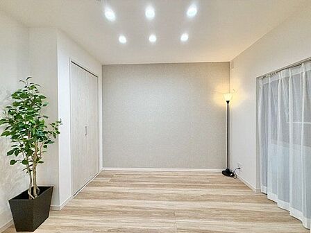 シンプルでさりげないコントラストが、寝室を安らげる落ち着いた空間にしてくれます。