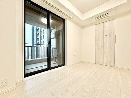 開口部が広くたくさんの陽を取り入れます。窓を開ければ気持ちよい風が舞い込んできて開放的な空間を演出。