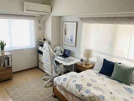 過ぎ行く時間をゆったりと感じることができる落ち着いたお部屋。静かな環境でリラックスタイムをスタート。(生成AIによるイメージです。家具・小物は販売価格に含まれません。)
