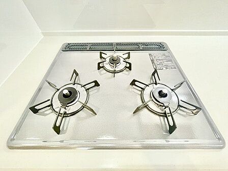 忙しいときでも一度にたくさんの料理が作れる3口コンロ。使い勝手の良さを考えました。