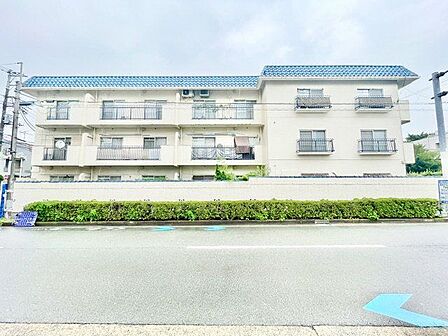 街並みに自然と馴染む色を基調とした外観は、温かみのある色合いが全体を包み、やさしい雰囲気を感じます。