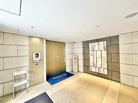 エントランスは日常的に目にする場所であるため、落ち着いた雰囲気を感じる空間だと好印象です。