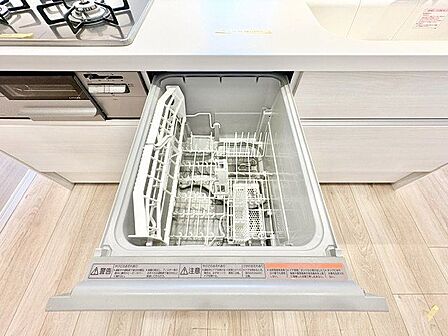 ビルトイン食洗機は、節水や節電機能も充実して家事の手助けをしてくれます。