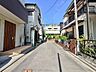 外観：通行や駐車の際に余裕がある前面道路。光が差し込む明るい居住空間、風通しも良好で過ごしやすい環境です。