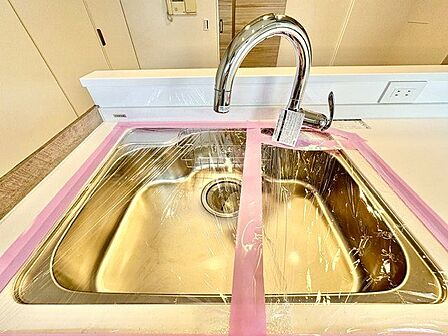 キレイなお水がいつでも安心して飲める浄水器付。