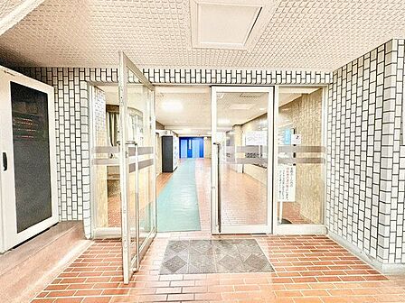 すっきりとしたエントランスは、明るく見通しが良いので防犯面でも安心して出入りして頂けます。