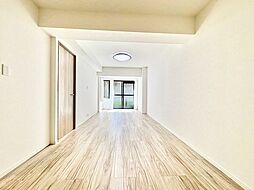 約15帖のゆとりの広さのLDK。明るい日差しが差し込む家族の笑顔が集まる場所に。