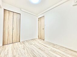 過ぎ行く時間をゆったりと感じることができる落ち着いたお部屋。リビングで楽しく過ごした後はプライベートな時間を満喫できます。