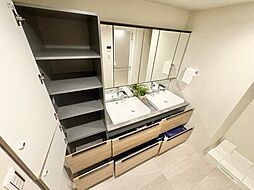 2ボウルの洗面台で忙しい朝もゆったりと身支度ができます。リラックスして優雅なひと時をお過ごし下さい。