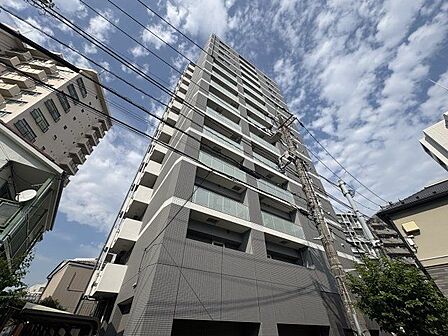 爽やかな青空の下に贅沢なほどに降り注ぐ陽光、豊かな居住性。クオリティが見事に調和した住空間。