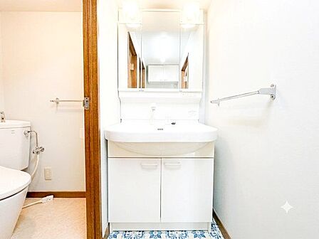 清潔感のある色合いのプライベート空間は、身だしなみチェックや肌のお手入れに最適です。
