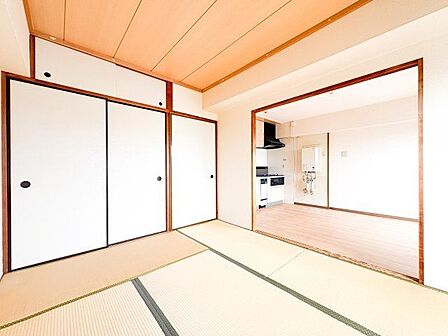和室は心落ち着く空間。家族団らんや来客時の客間等々、多目的に活用出来る便利なスペースです。
