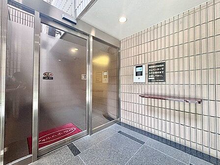 外と内をつなぐエントランスは、まさに顔となる場所。シンプルながらも上質な空間を作り出します。