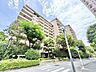 外観：緑に囲まれ街に溶け込む美しいデザインの外観。陽当りや風通しにも期待できそうです。