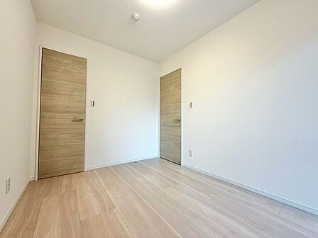 住まう方自身でカスタマイズして頂けるように「シンプル」にデザインされた室内。