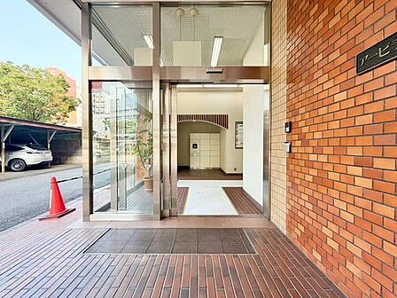 落ち着きのある温かな風情のエントランスは、訪れる方々を優しく包み込み、心地よい空間を演出しています。
