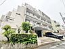 外観：街並みに自然と馴染む色を基調とした外観は、温かみのある色合いが全体を包み、やさしい雰囲気を感じます。
