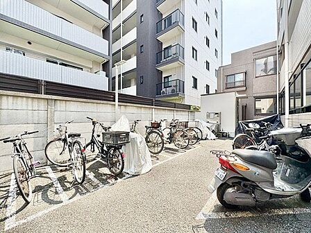 敷地内駐輪場。