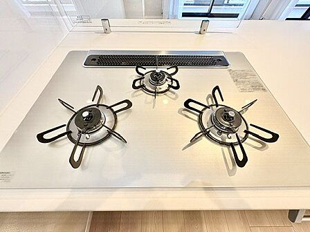 忙しいときでも一度にたくさんの料理が作れる3口コンロ。使い勝手の良さを考えました。