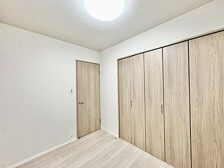 ナチュラルカラーのフローリングのお部屋は、温かみを感じさせリラックスをもたらす効果があります。
