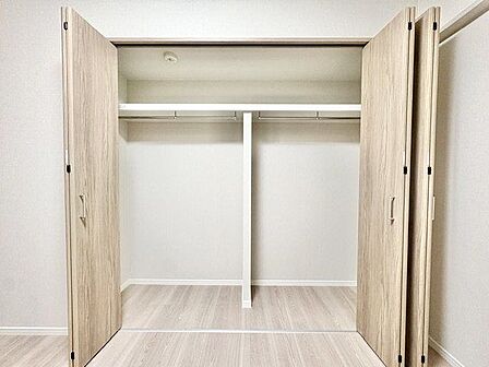 充分な収納スペースを確保。居室内に余計な家具を置く必要がないので、シンプルですっきりとした暮らし。