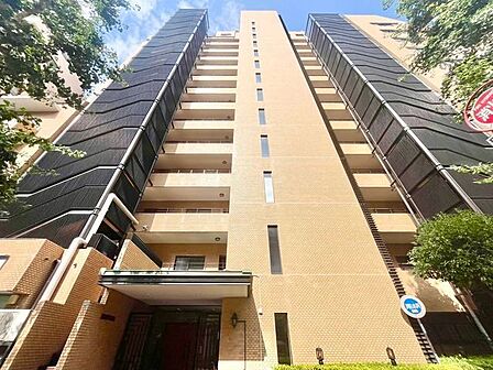 凛とした深みを纏うヴィンテージマンション。永く大切に住まわれてきた風格があります。