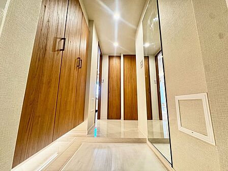 明るく開放的な空間を美しい建具が見事に演出。住まいの顔となる玄関は、落ち着きと華やぎの満ちた空間。