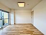 寝室：大きな窓からたっぷりと陽光が注がれる明るい空間。時を忘れて過ごせるお部屋。