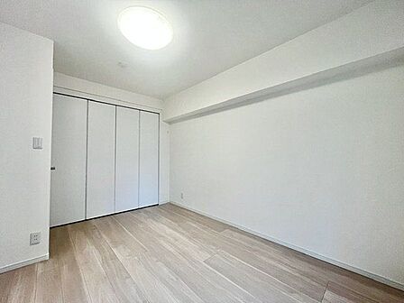 広々とした明るい洋室です。いつまでも快適に暮らせる空間が広がります。