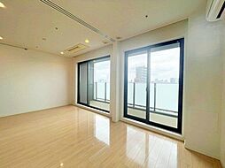 自然光が降り注ぐ開放感溢れるリビングルーム。くつろぎのひとときを過ごせます。