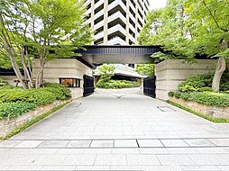 重厚感のあるグランドエントランスは、上質な暮らしのはじまりを予感させます。