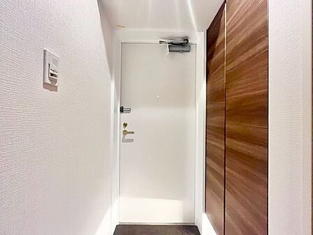 毎日出入りに使う玄関は外出する時は爽やかに、帰宅するときはホッとする落ち着いた空間へ。