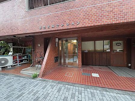 趣のある風情のエントランス。美しさが色あせない愛着の湧く佇まい。