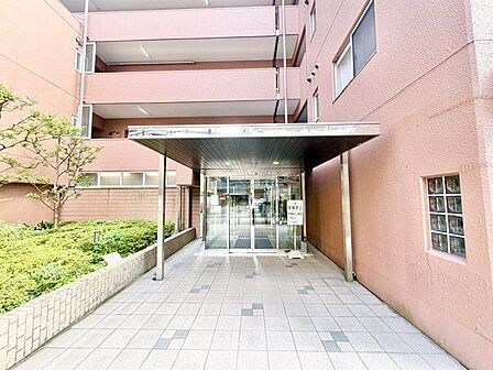 落ち着きのある温かな風情のエントランス。住まう方や訪れる方を優しくエスコートします。