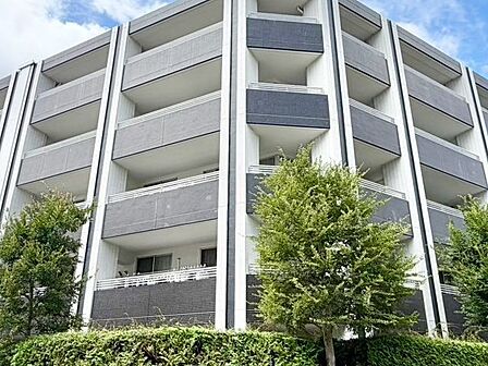 美しく都会的なデザインの外観。上質で洗練されたディディールでラグジュアリーな住まいを実現。