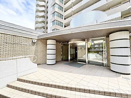 美しいアプローチ、重厚感溢れるエントランスが訪れる方々を魅了します。
