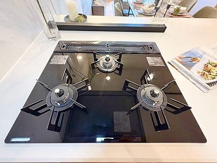 料理の幅が広がる、同時進行できる3口コンロのキッチン。