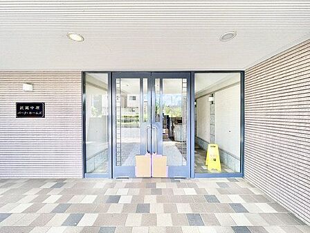 無駄のないすっきりとした空間が、ゆとりある落ち着いた住空間へと誘います。