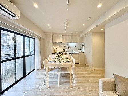 光と風があふれる開放的なリビングダイニング。明るく穏やかな空気のなかで飲んだり、食べたり、笑ったり。
