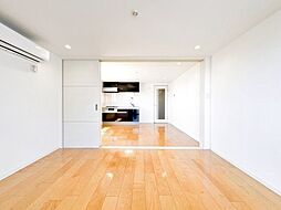 リビングと隣接した洋室。空間に奥行きが生まれ、美しく開放感のある空間となっています。