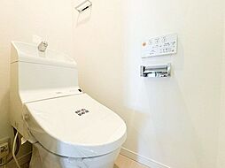 トイレはシャープでシンプルなデザイン。落ち着いた雰囲気のリラックス空間です。
