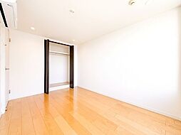 住まう方自身でカスタマイズして頂けるように「シンプル」にデザインされた室内。