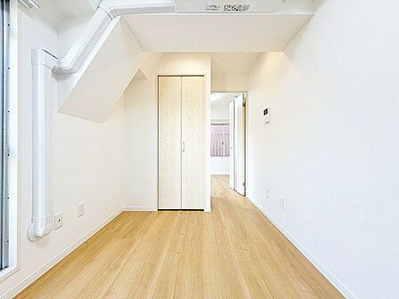ナチュラルカラーのフローリングのお部屋は、温かみを感じさせリラックスをもたらす効果があります。